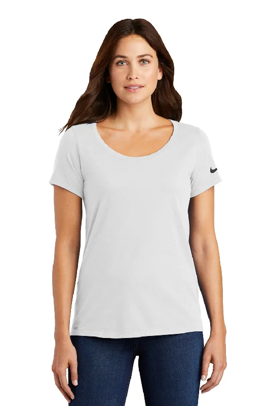 Age-reducing Style Nike Womens Dri-Fit Moisture Wicking Short Sleeve Scoop Neck T-Shirt - White Age-reducing Style Nike Womens Dri-Fit Moisture Wicking Short Sleeve Scoop Neck T-Shirt - White