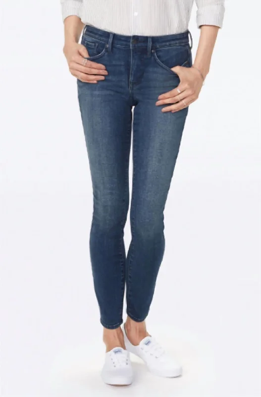 Comfortable And Casual Ami Skinny Jean In Bernal Wash